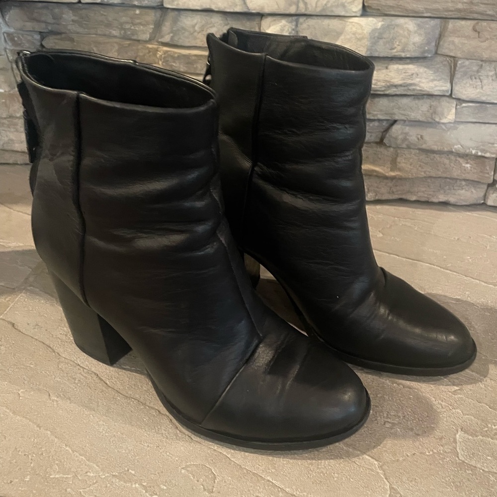 Rag and Bone leather bootie 3 1/2” heel w back zipper